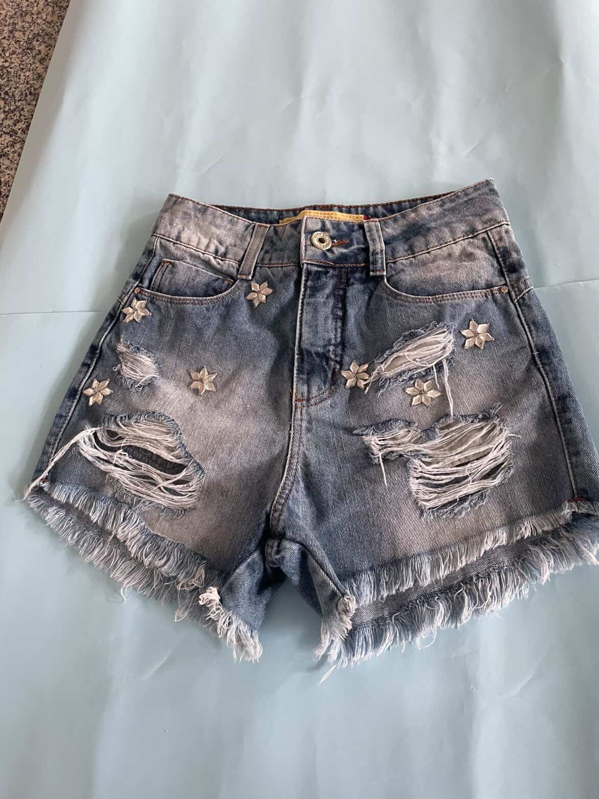 short jeans com pedrinhas, lavagem clara, n°36.