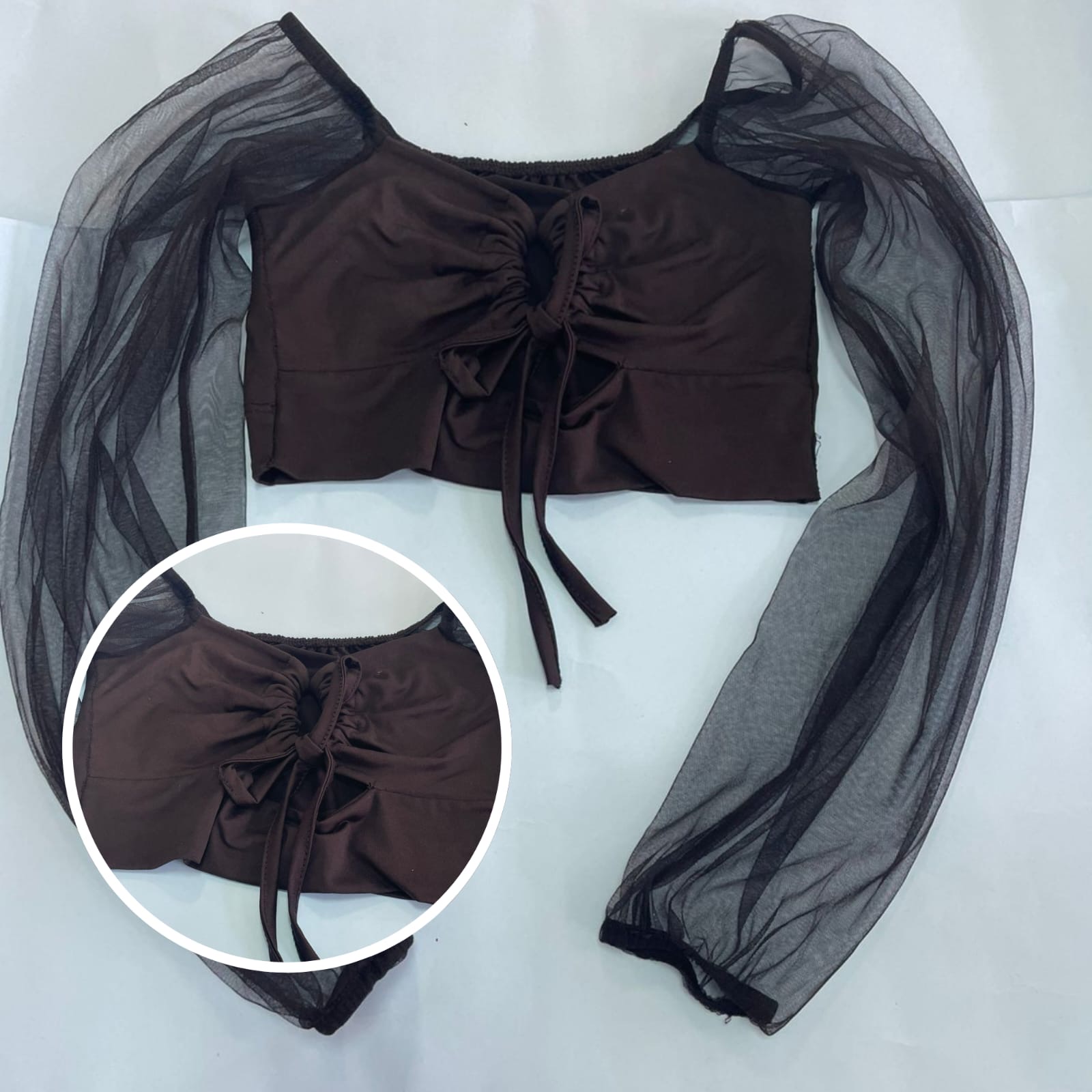 Cropped preto com manga bufante de renda e com decote