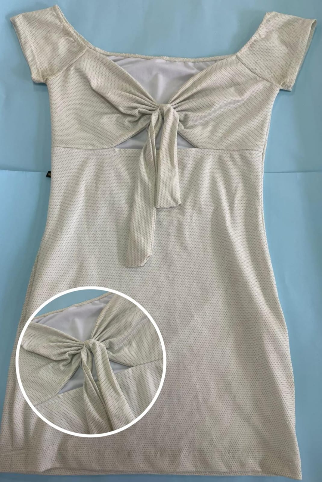 Vestido branco com decote