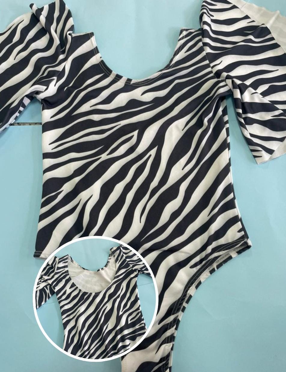 body com estampa preta e branco, veste do P ao M