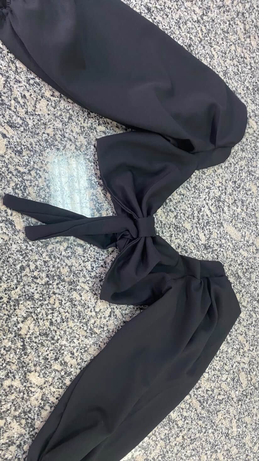 blusa de laço, com amarração nas costas, serve em vários tamanhos