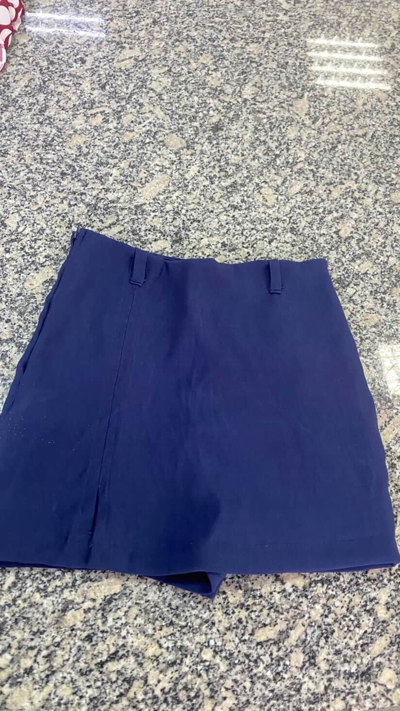 short saia azul escuro