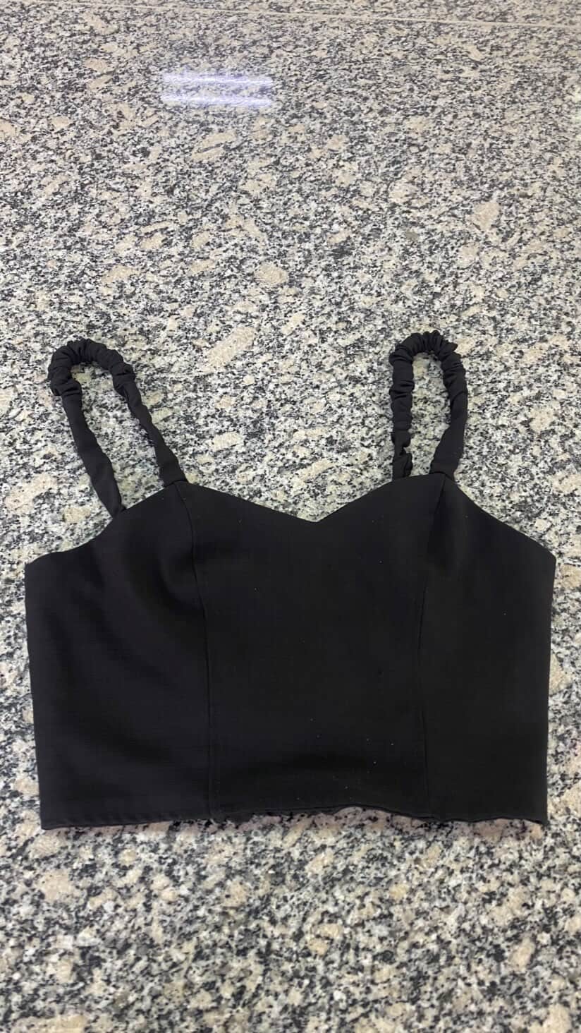 cropped preto com detalhe nas costas