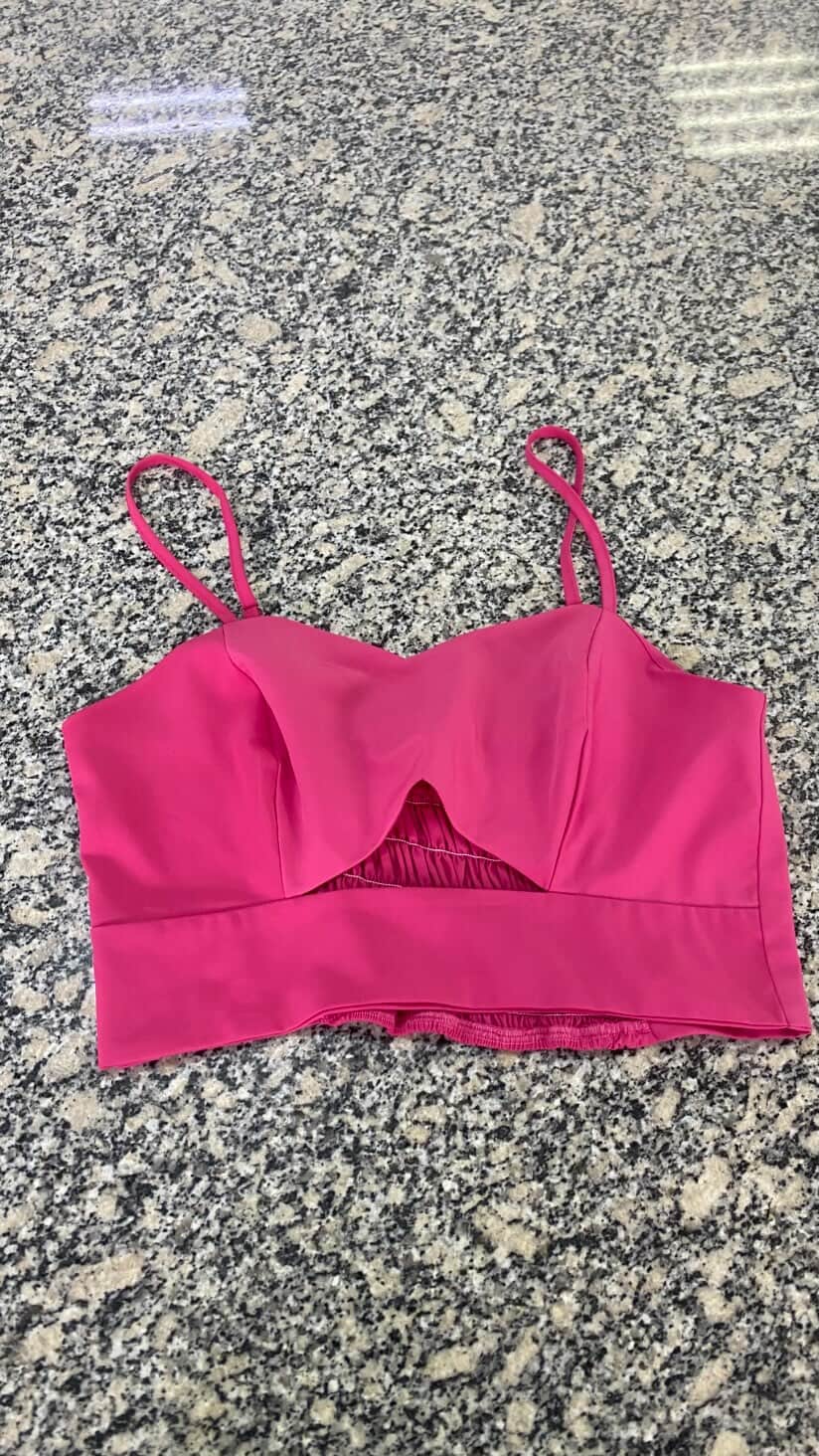 croppe rosa, com detalhe no busto