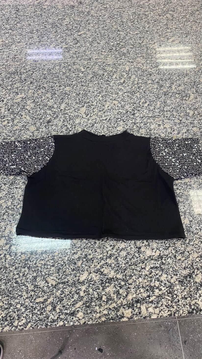 cropped preto com paetê nas mangas