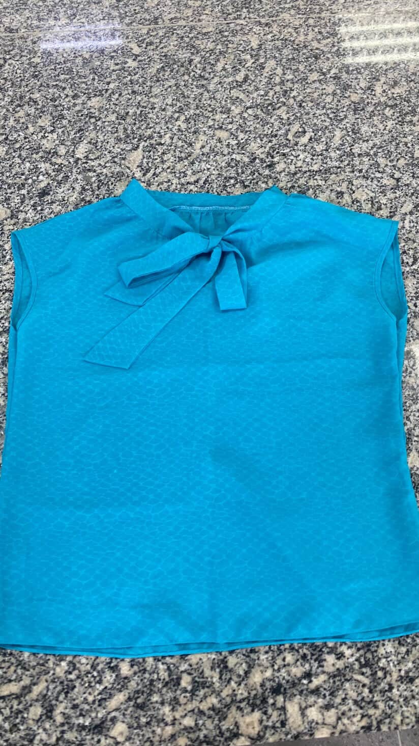 blusa azul com amarração