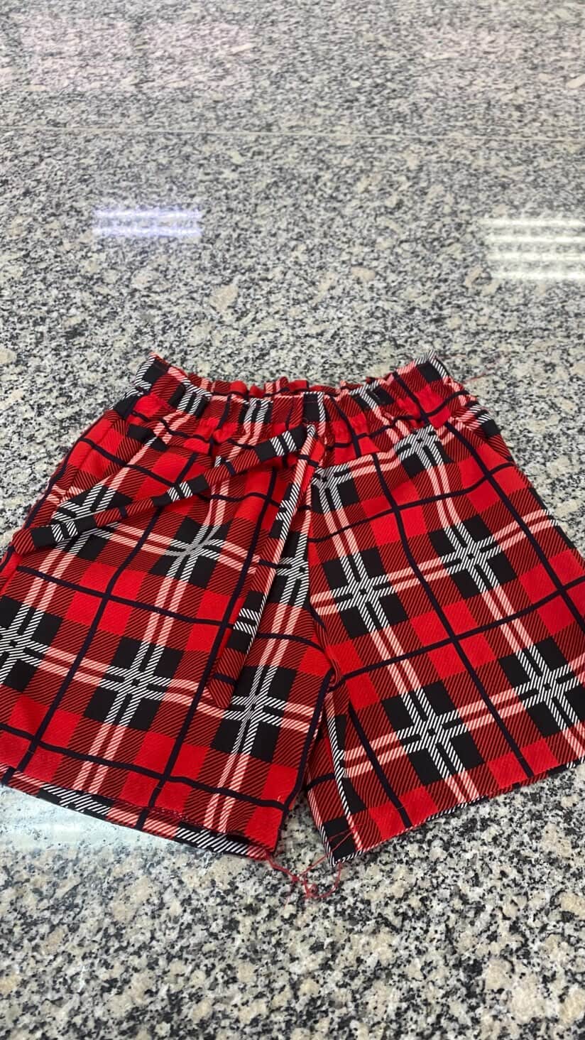 short com estampa quadriculada